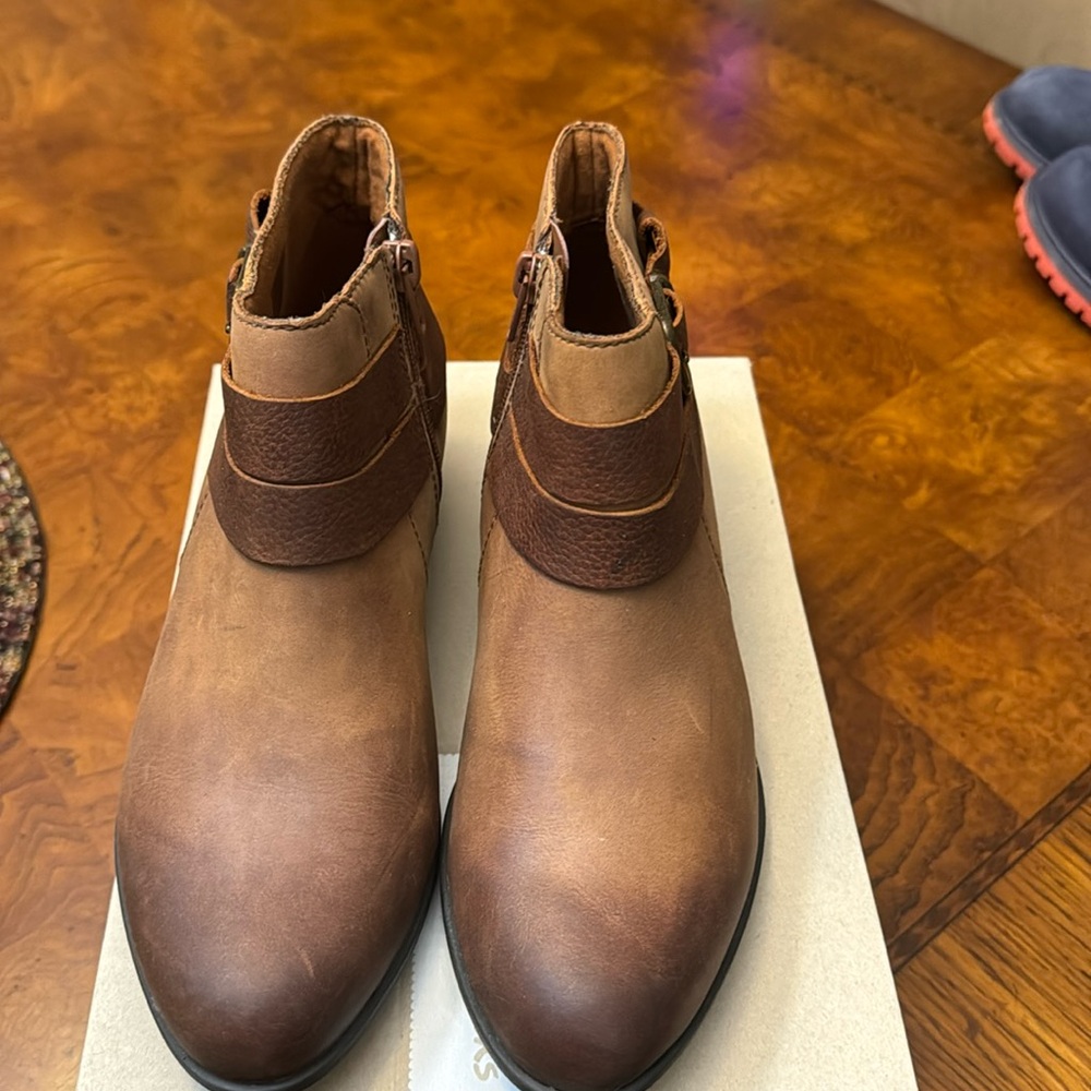 Clarks Addiy Cora ankle booties leather size 7